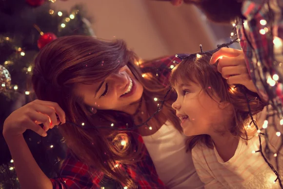Familie schmückt Weihnachtsbaum